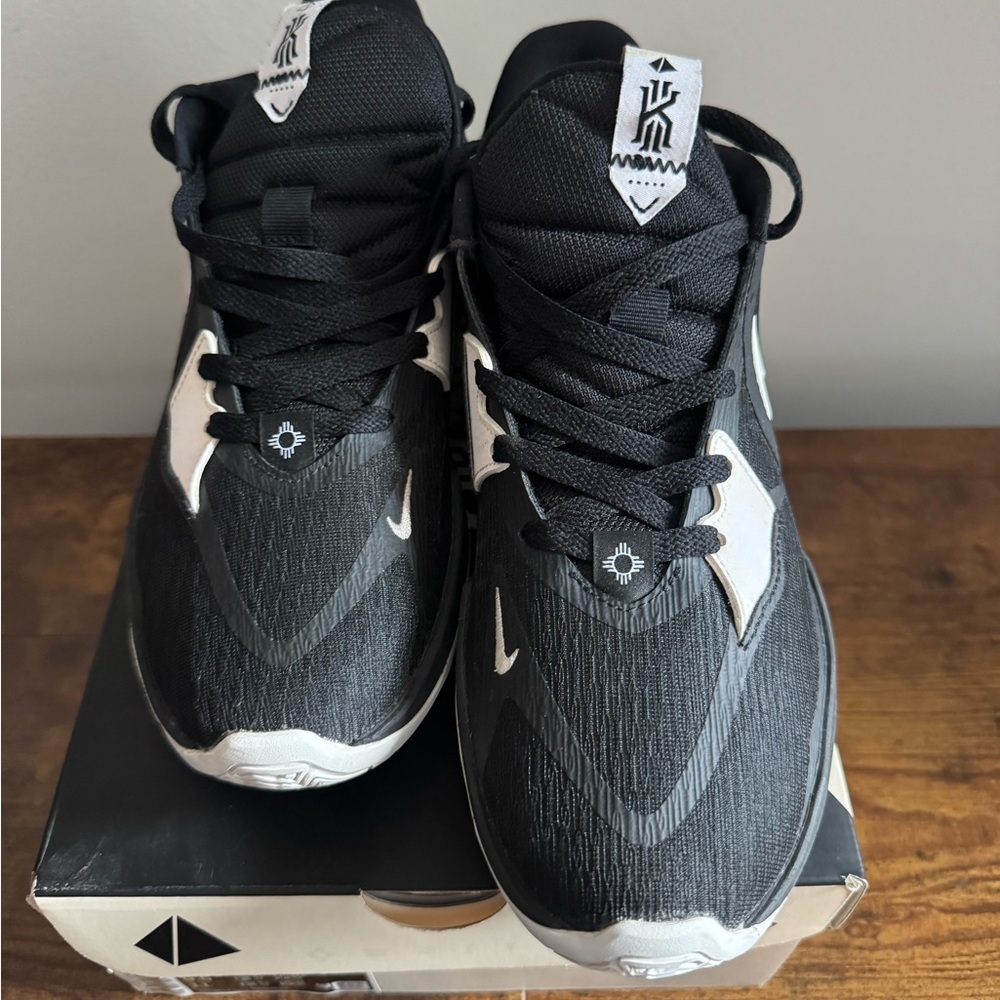 Nike Men's Black and White Kyrie Low 5 TB Size 9.5 - Picture 2 of 6